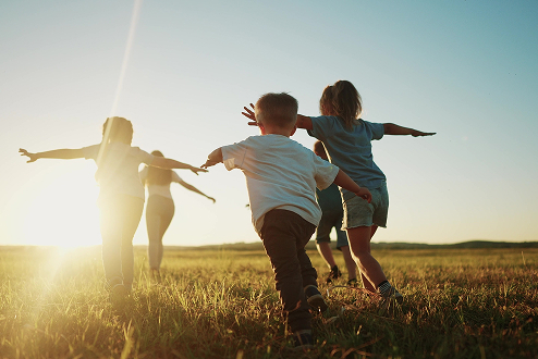 走っている子どもたちの写真