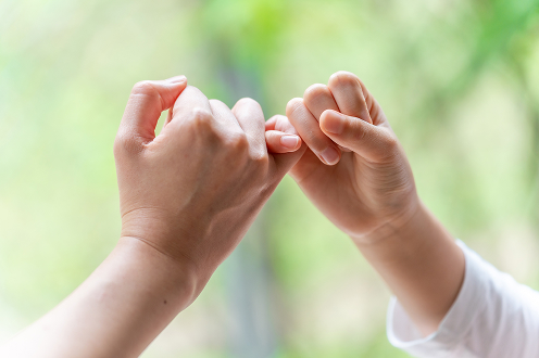 指切りしている写真