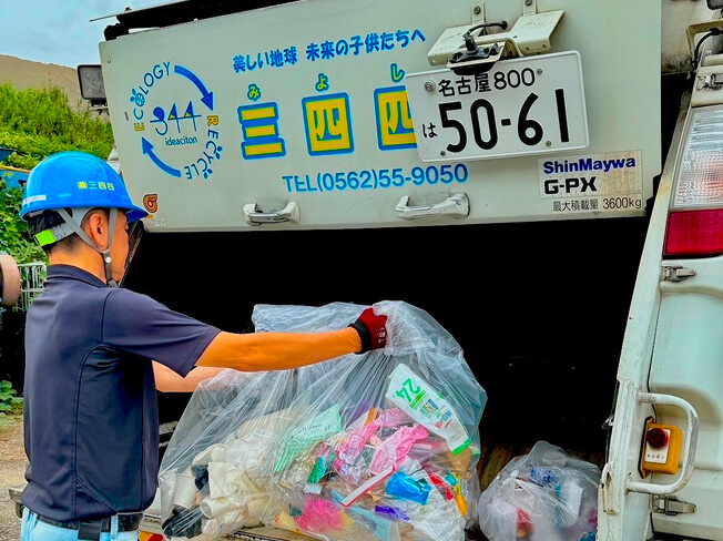 ごみ収集車にごみを積み込んでいる写真