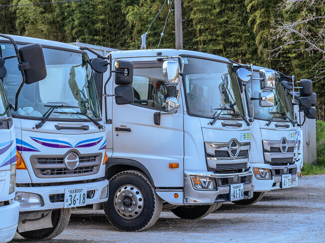 駐車場に停まっているごみ収集車の写真