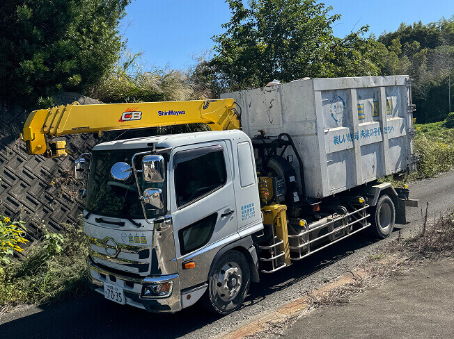 道路を走るごみ収集車の写真