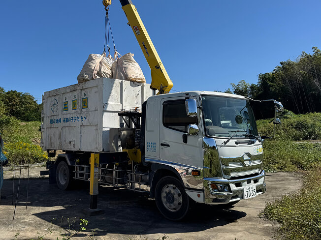 ごみ収集車にごみを積み込んでいる写真