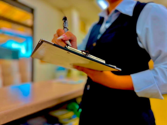 書類を書いている人の写真