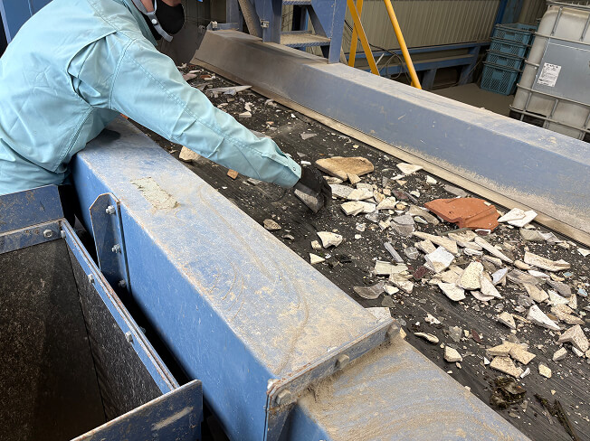 産業廃棄物を選別している写真