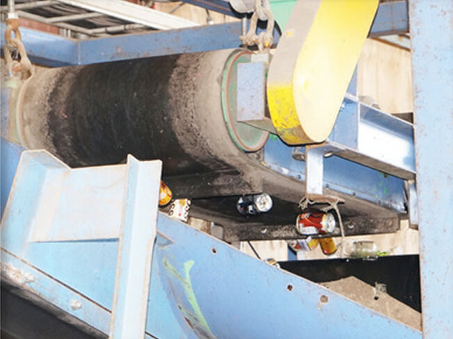 缶をアルミ缶、スチロール缶に選別している写真