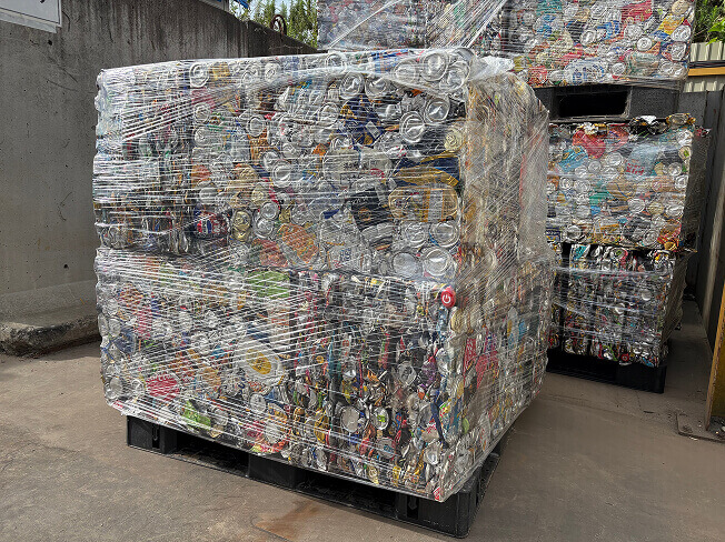 圧縮処理した缶の写真