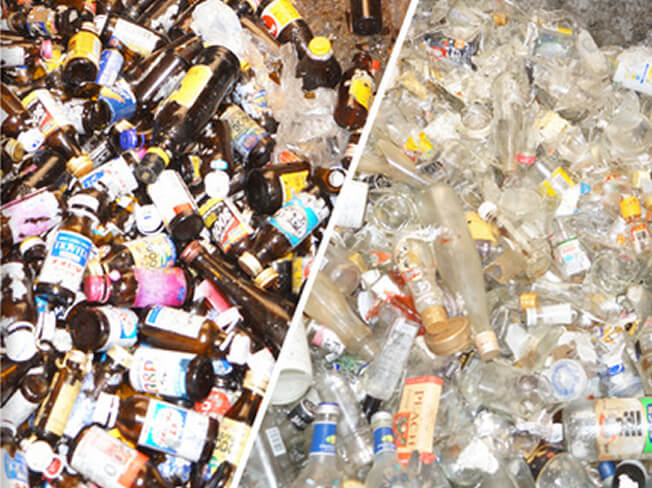 透明びんと有色びんに分別している写真