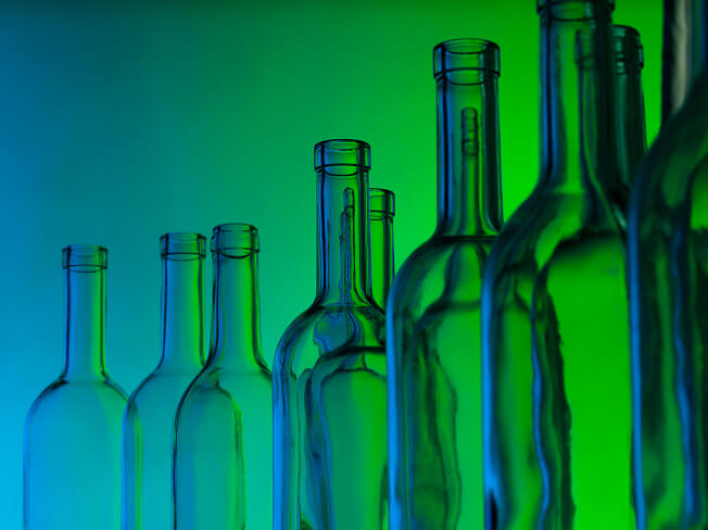たくさんのビンの写真