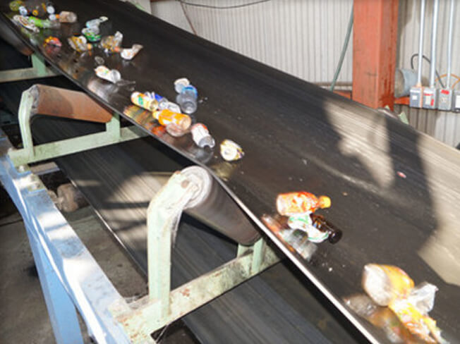 ペットボトルを分別している写真