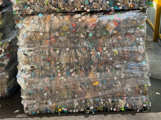 ペットボトルを圧縮した写真