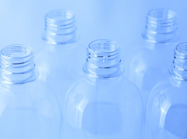 ペットボトルが並んでいる写真