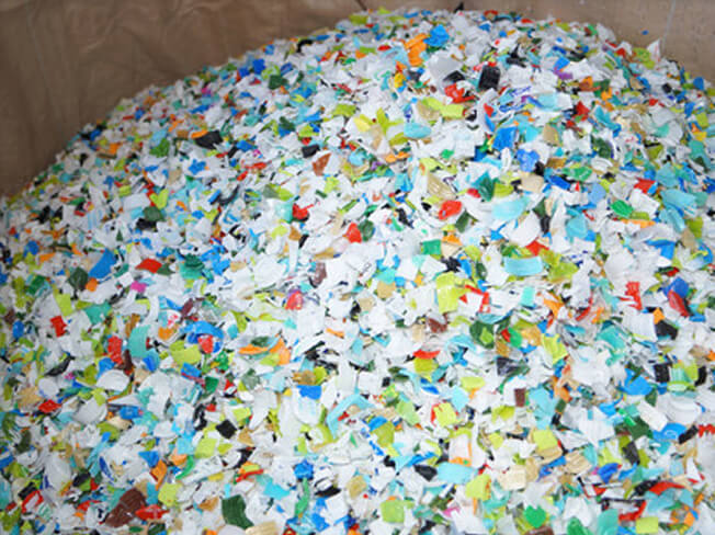 ペットボトルキャップを圧縮処理した写真