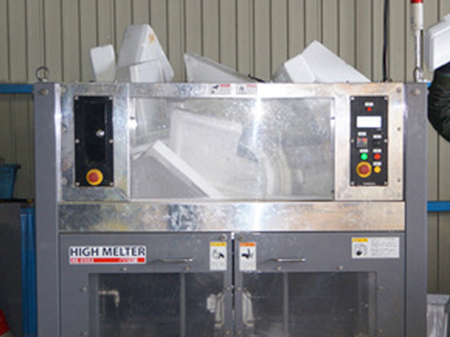 発泡スチロールを破砕している写真