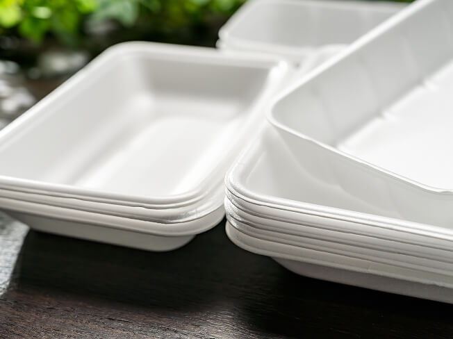 発泡スチロールのトレーが重なった写真