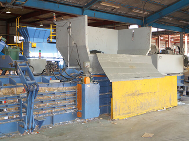 廃プラスチックを圧縮処理するための機械の写真