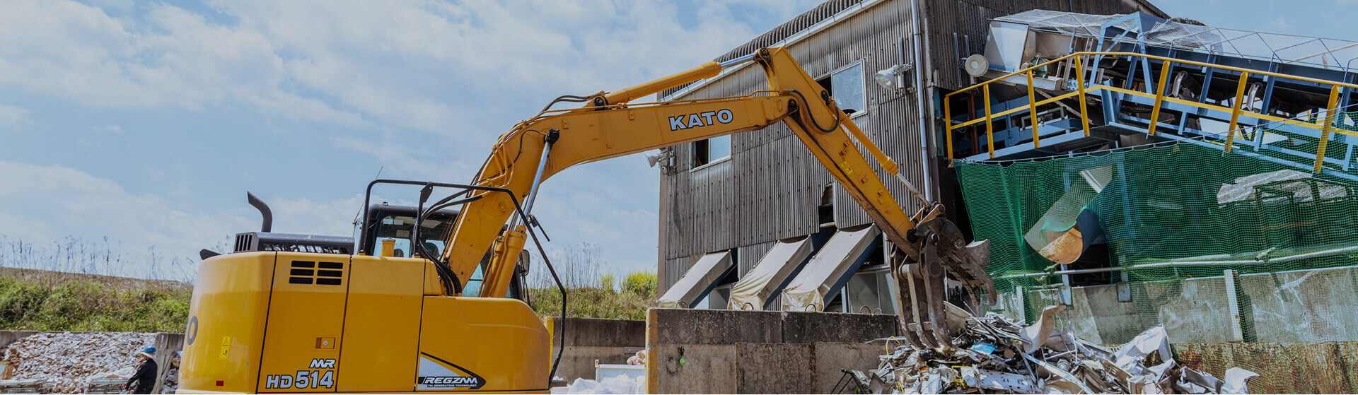 ショベルカーで廃棄物を掴もうとしている写真