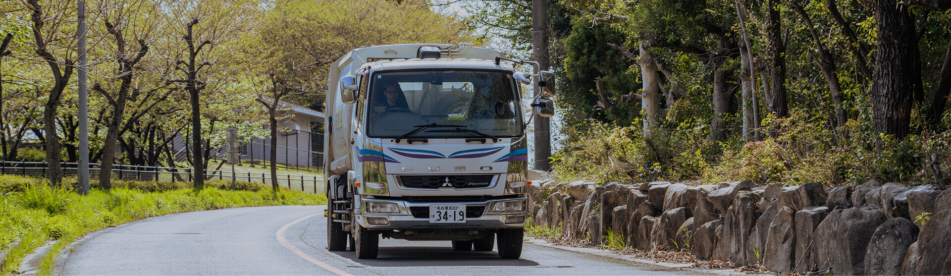 トラックが道を走っている写真