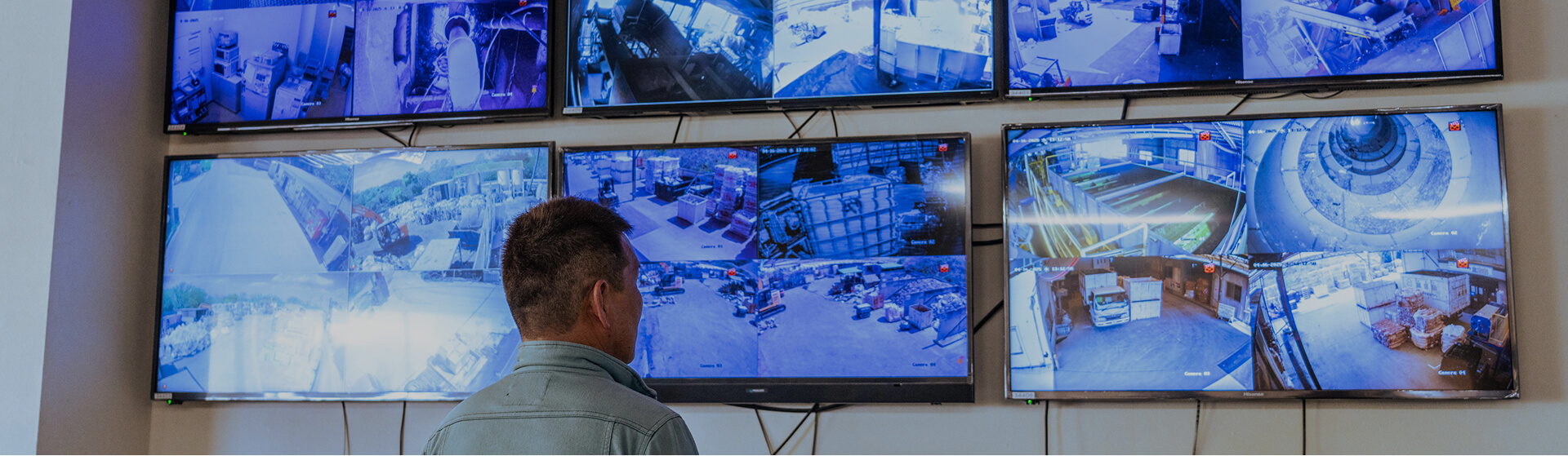 工場内の監視カメラの映像の写真