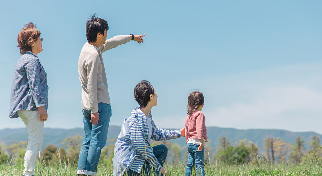 家族で景色を見ている写真