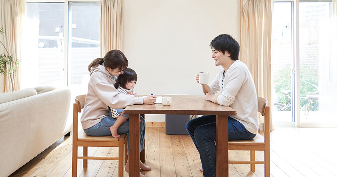 家族でリビングの椅子に座っている写真