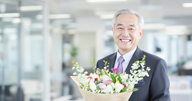 花束を持った年齢を重ねた男性の写真