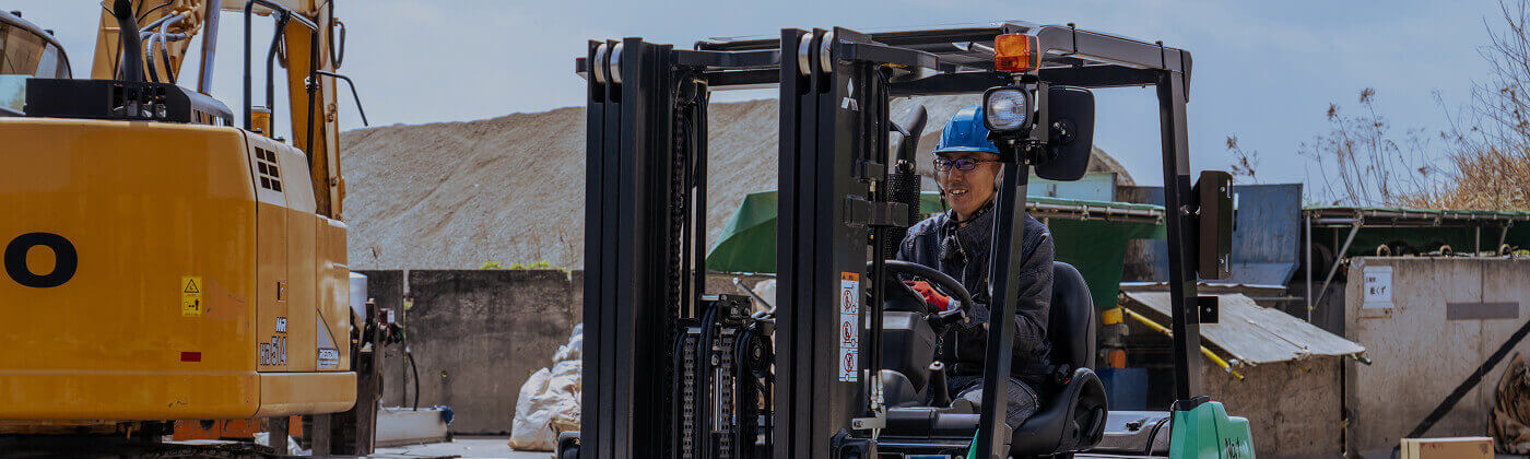 フォークリフトを運転する社員の写真