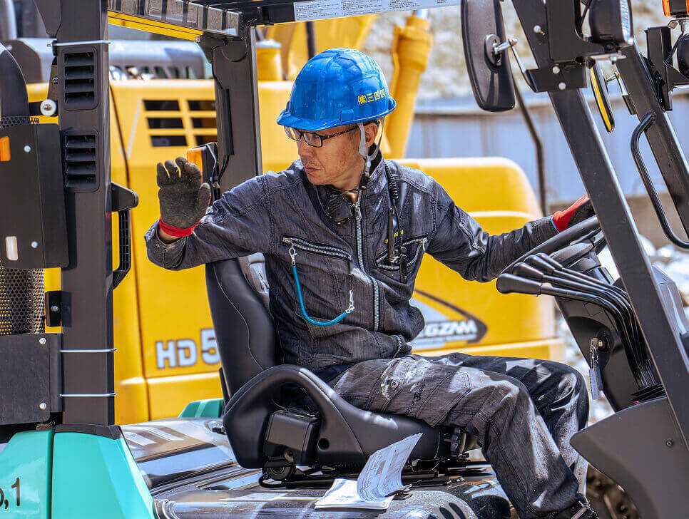 フォークリフトを運転する社員の写真