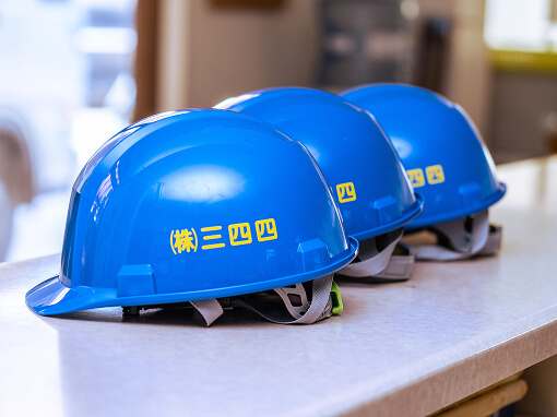 3つ並んでいるヘルメットの写真