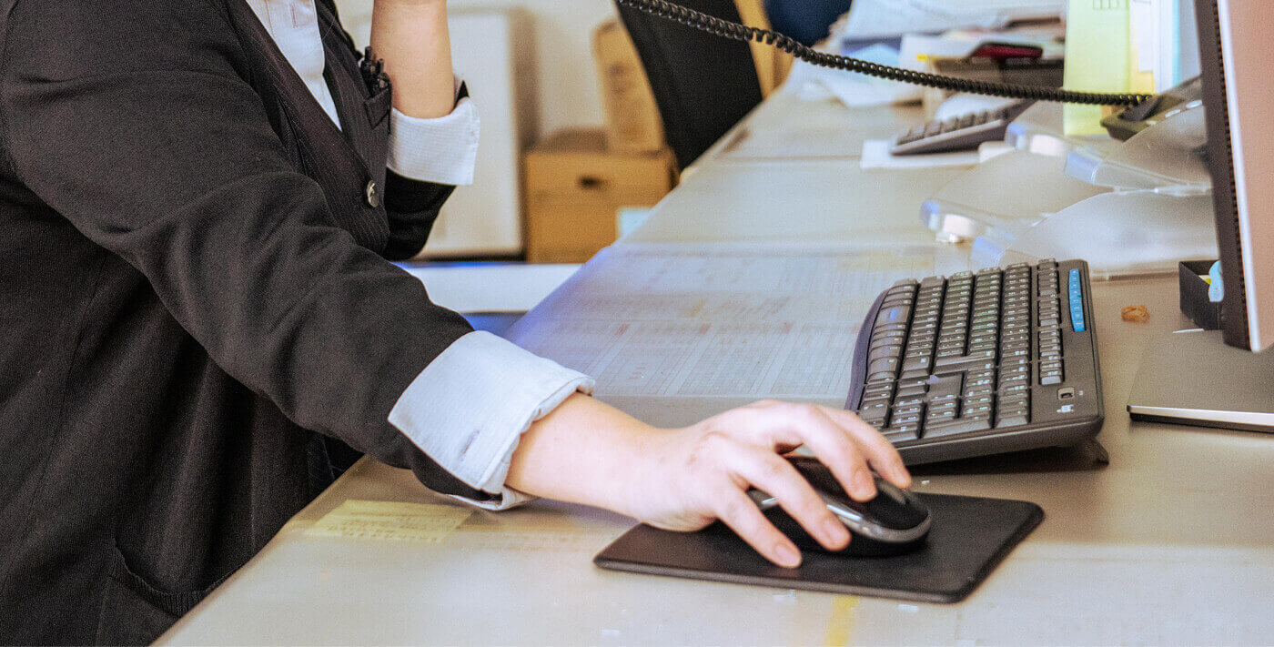 事務作業する社員の写真