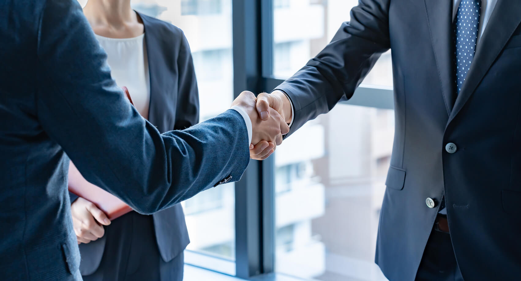 握手する人の写真