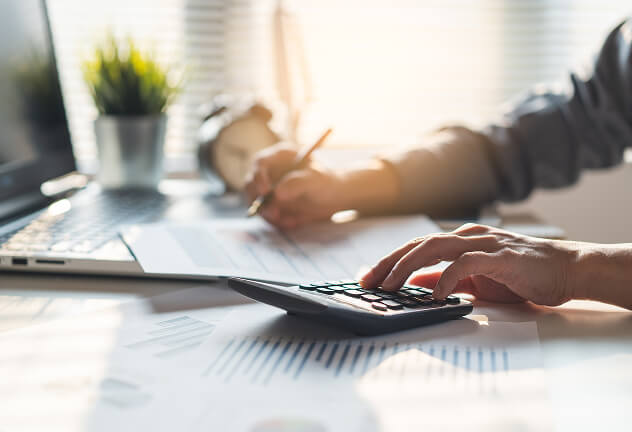 見積もり所を作成している写真