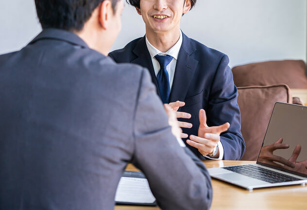 商談している写真