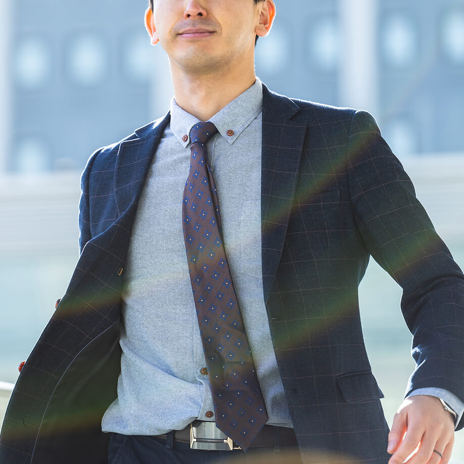 スーツを着た男性が歩いている写真