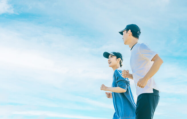 ジョギングしている男女の写真