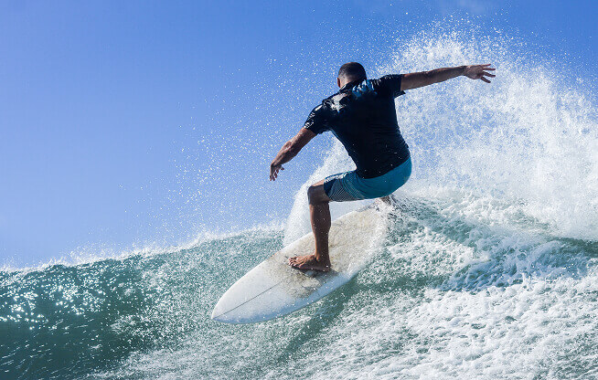 サーフィンしている男性の写真