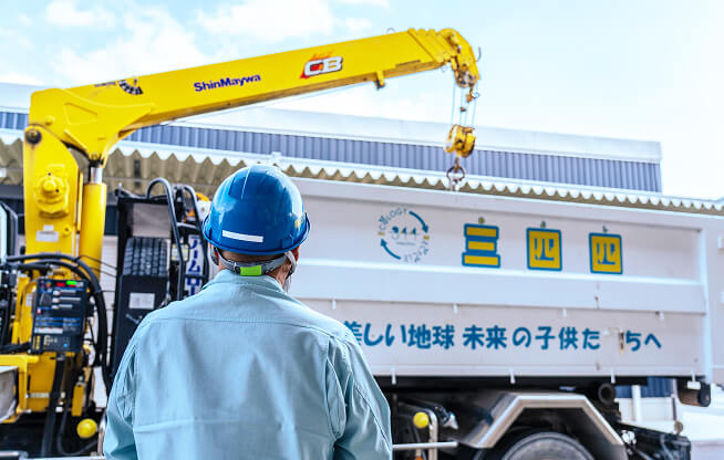 トラックを見つめる男性スタッフの写真