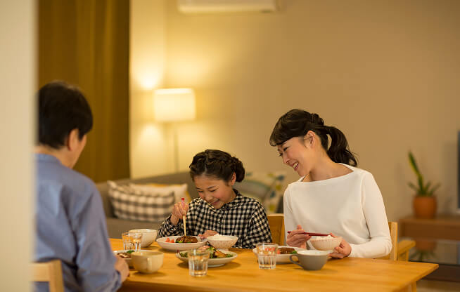 ご飯をたべる家族の写真