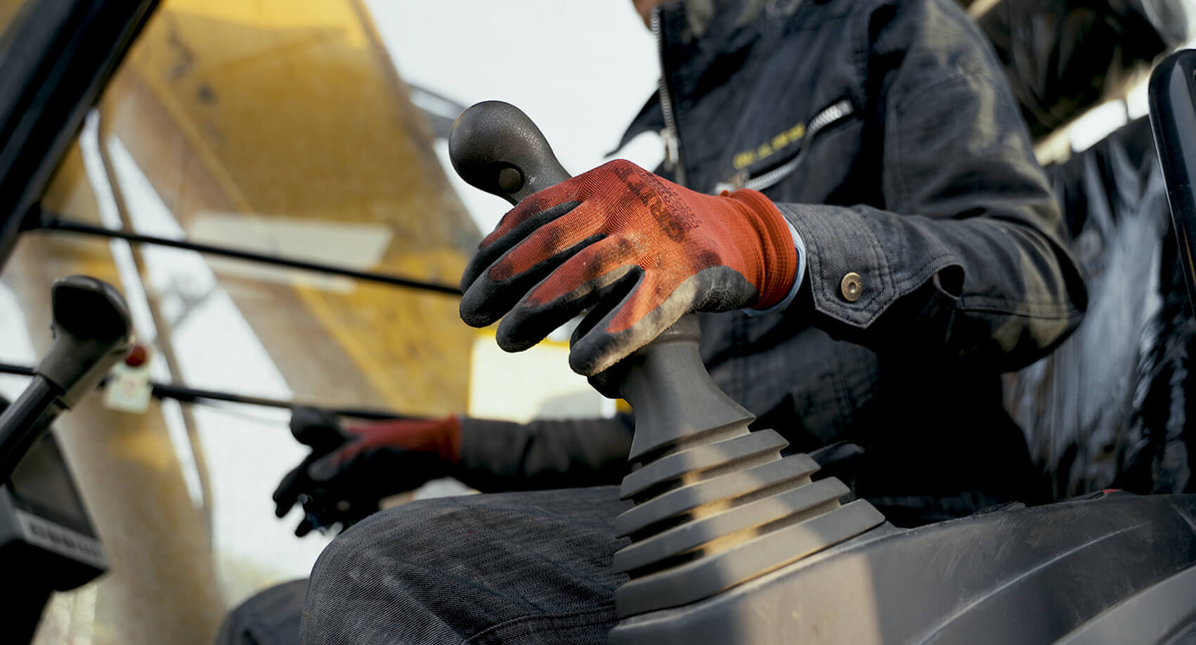 フォークリフトを運転する社員の写真