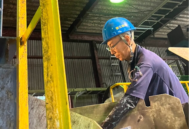 廃棄物を搬入している写真