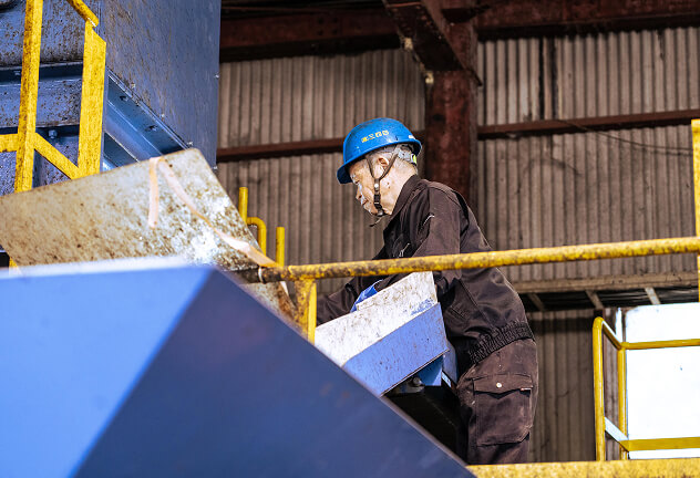 廃棄物を選別している写真