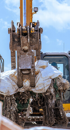 廃棄物を収集している写真