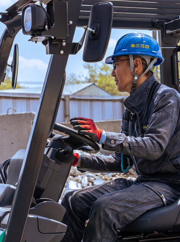 重機を操作する人の写真