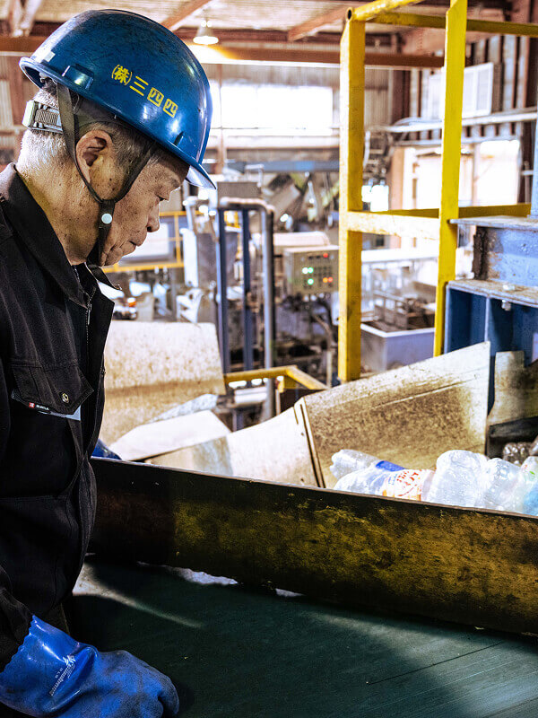 廃棄物をチェックする人の写真