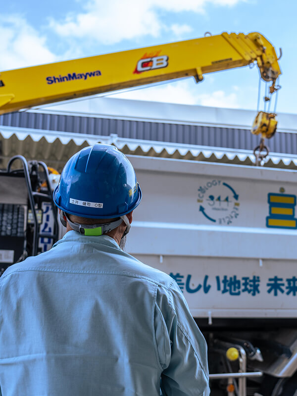 クレーン車を見ている人の写真