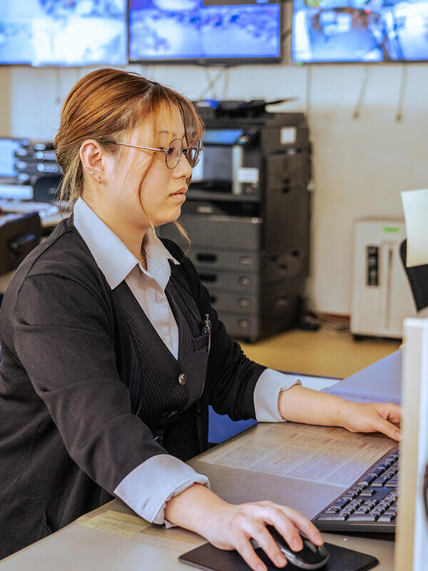 パソコンする人の写真